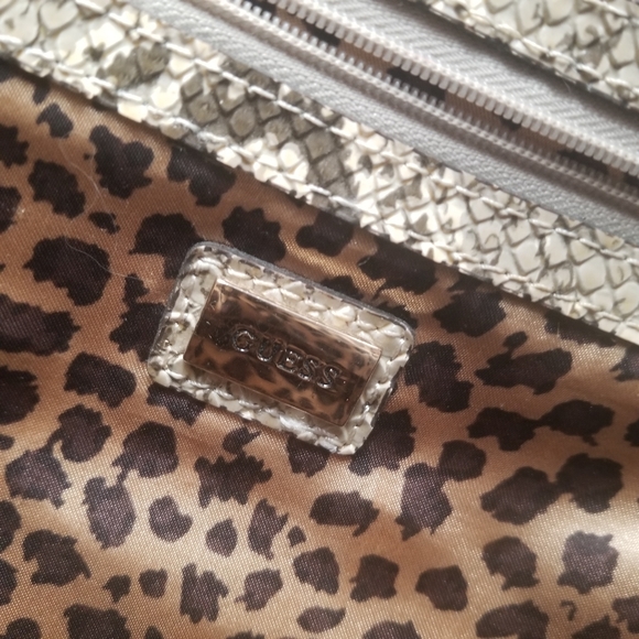 🌸 Guess Straw Snakeskin Cheetah Lining Print Bucket Shoulder Bag Handbag - Picture 4 of 8
